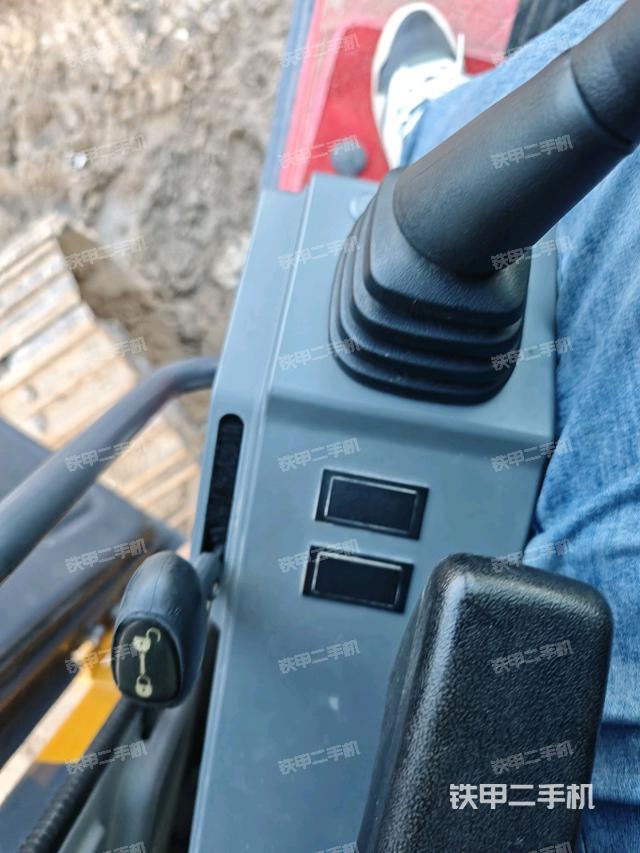 行走控制手柄和踏板 俯拍(驾驶室部分) 行走控制手柄和踏板 俯拍(驾驶室部分)