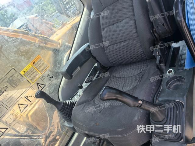 座椅右侧控制台/钥匙门/油门/含右手柄(驾驶室部分) 座椅右侧控制台/钥匙门/油门/含右手柄(驾驶室部分)