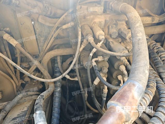 回转马达和主控阀(整机外观) 回转马达和主控阀(整机外观)