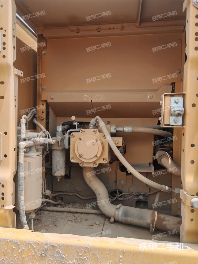 液压泵舱室正面整体(整机外观) 液压泵舱室正面整体(整机外观)