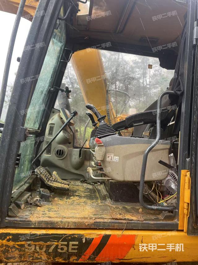 驾驶室顶部（整机外观）