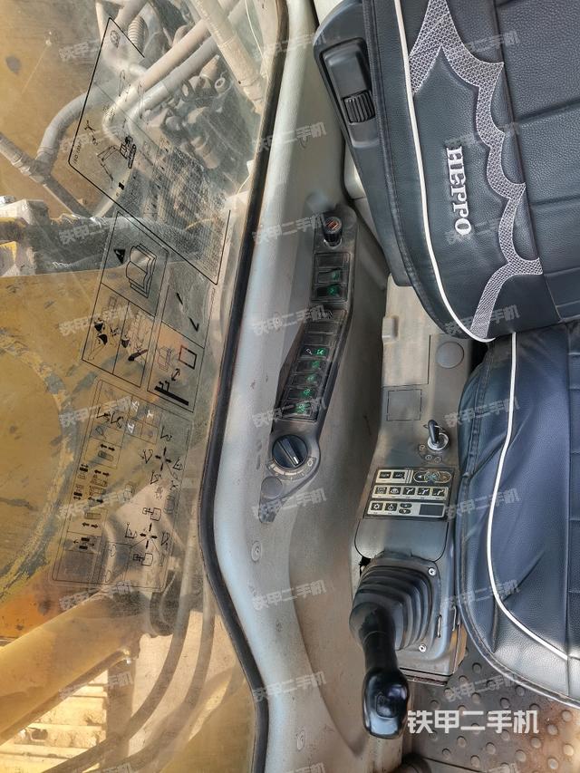 座椅右侧控制台/钥匙门/油门/含右手柄(驾驶室部分) 座椅右侧控制台/钥匙门/油门/含右手柄(驾驶室部分)