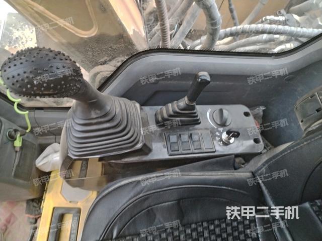 座椅右侧控制台/钥匙门/油门/含右手柄(驾驶室部分) 座椅右侧控制台/钥匙门/油门/含右手柄(驾驶室部分)