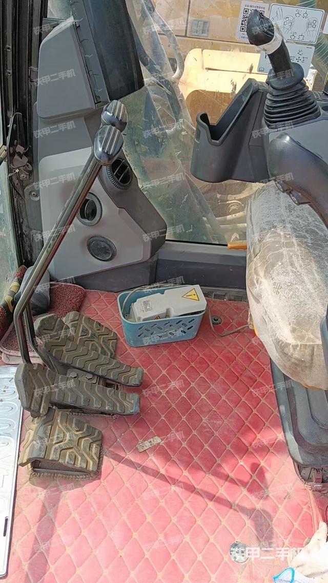 駕駛室整體(整機(jī)外觀) 駕駛室整體(整機(jī)外觀)