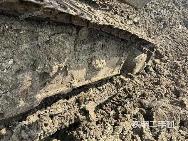 單側(cè)履帶整體(整機外觀) 單側(cè)履帶整體(整機外觀)