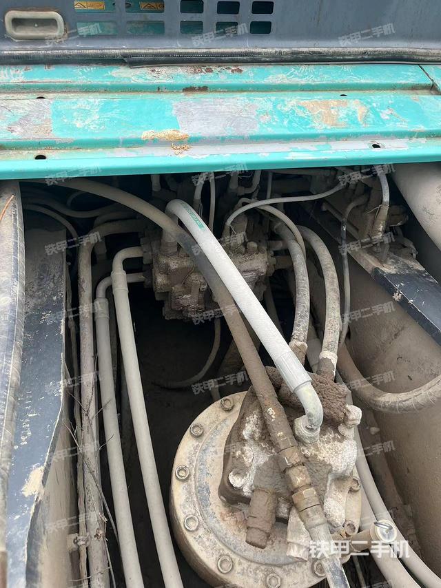 回转马达和主控阀(整机外观) 回转马达和主控阀(整机外观)