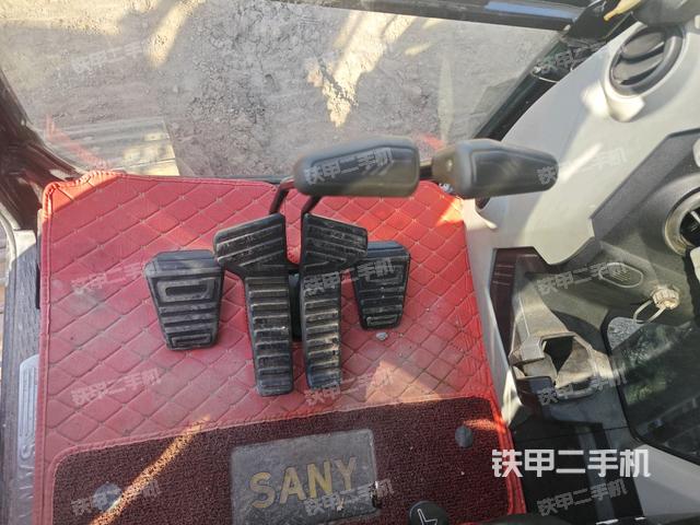 行走控制手柄和踏板 俯拍(驾驶室部分) 行走控制手柄和踏板 俯拍(驾驶室部分)