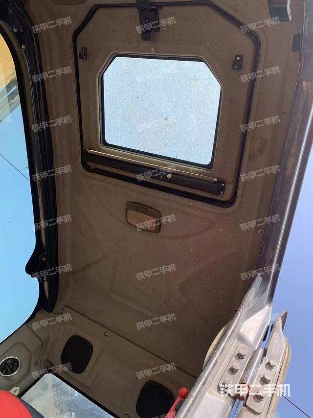 驾驶室顶部（整机外观）