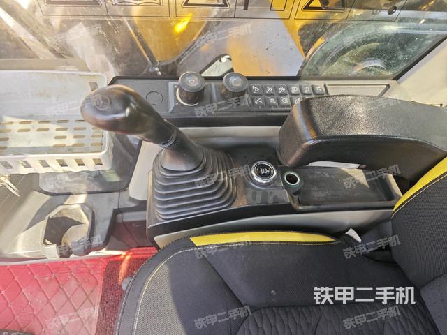 座椅右侧控制台/钥匙门/油门/含右手柄(驾驶室部分) 座椅右侧控制台/钥匙门/油门/含右手柄(驾驶室部分)