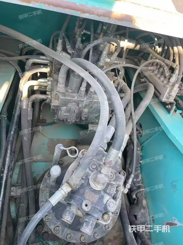 回转马达和主控阀(整机外观) 回转马达和主控阀(整机外观)