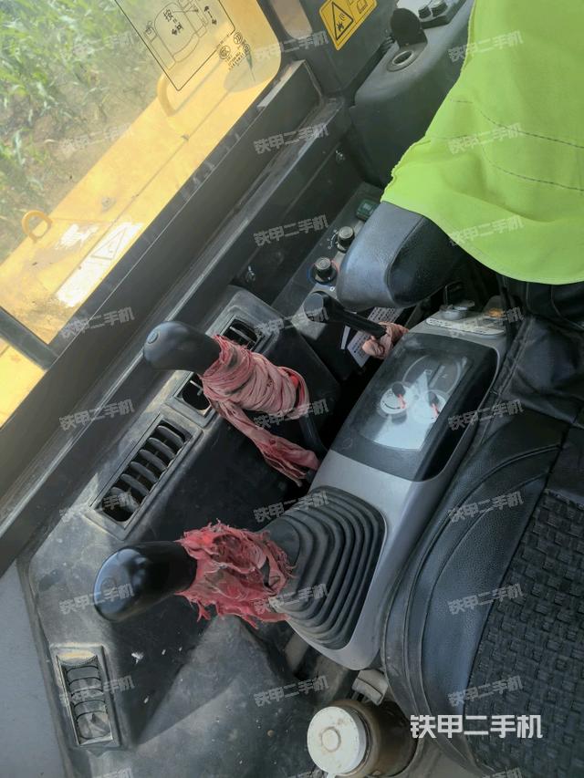 座椅左側(cè)控制臺/音響/含左手柄(駕駛室部分) 座椅左側(cè)控制臺/音響/含左手柄(駕駛室部分)