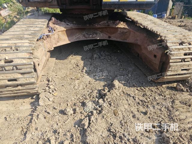 轉(zhuǎn)盤和下車架正前(工作和回轉(zhuǎn)裝置) 轉(zhuǎn)盤和下車架正前(工作和回轉(zhuǎn)裝置)