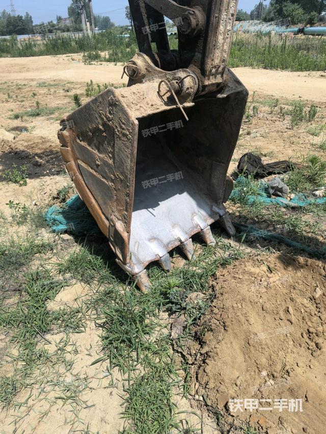 鏟斗右后整體(工作和回轉(zhuǎn)裝置) 鏟斗右后整體(工作和回轉(zhuǎn)裝置)