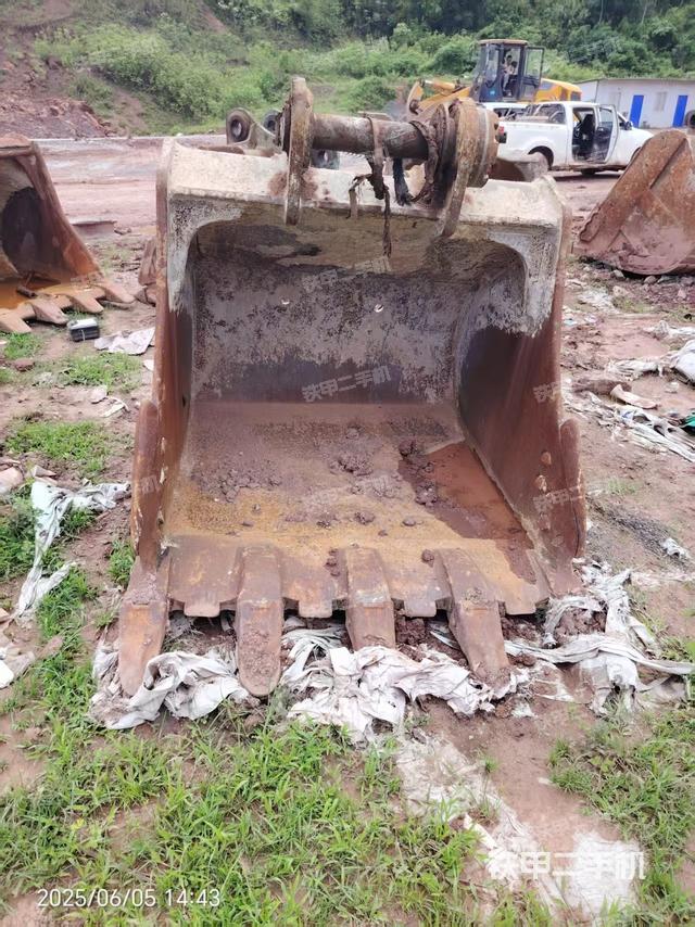 铲斗右后整体(工作和回转装置) 铲斗右后整体(工作和回转装置)