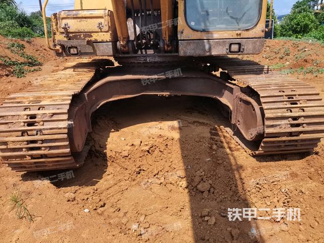 转盘和下车架正前(工作和回转装置) 转盘和下车架正前(工作和回转装置)