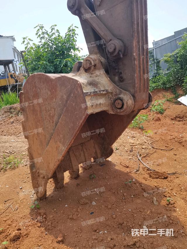 鏟斗右后整體(工作和回轉(zhuǎn)裝置) 鏟斗右后整體(工作和回轉(zhuǎn)裝置)