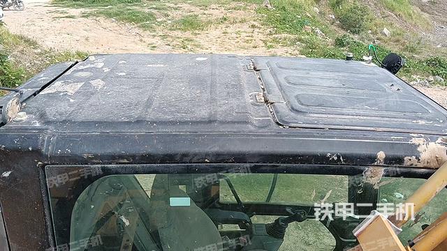 駕駛室頂部(整機(jī)外觀) 駕駛室頂部(整機(jī)外觀)