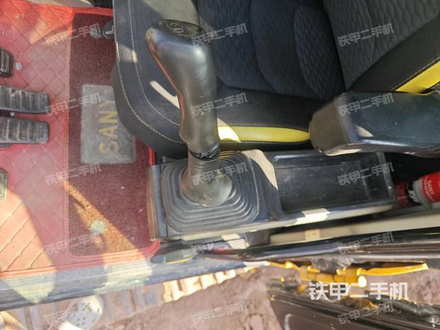 座椅左侧控制台/音响/含左手柄(驾驶室部分) 座椅左侧控制台/音响/含左手柄(驾驶室部分)