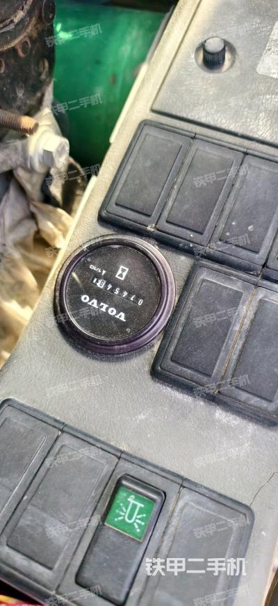 駕駛室整體(整機(jī)外觀) 駕駛室整體(整機(jī)外觀)