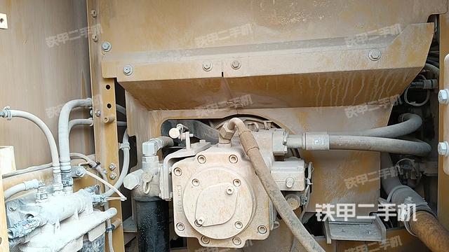 液壓泵艙室正面整體(整機(jī)外觀) 液壓泵艙室正面整體(整機(jī)外觀)