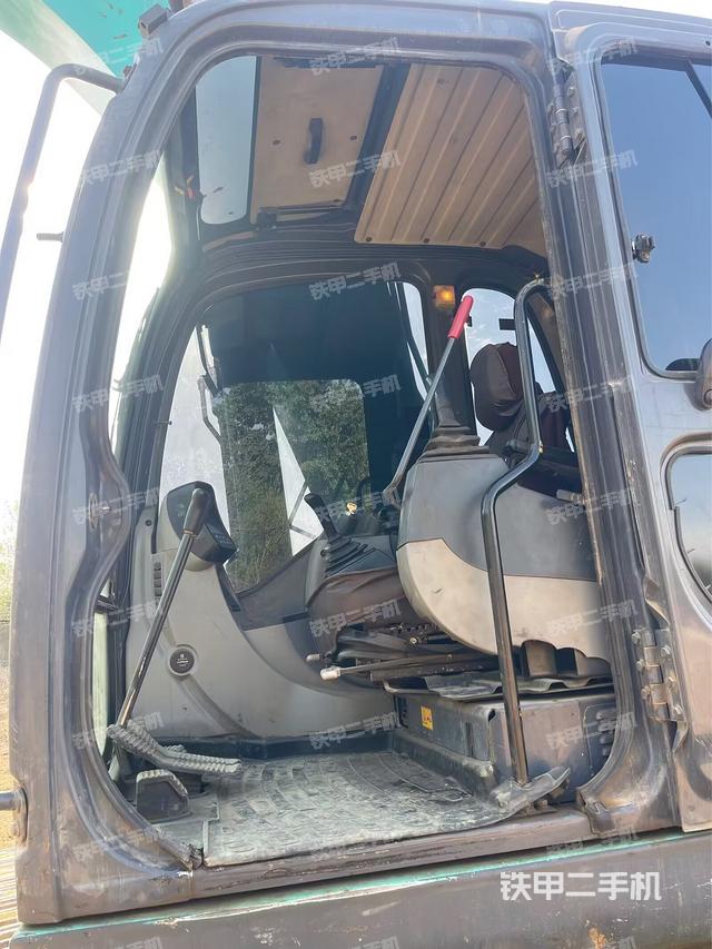 驾驶室整体(整机外观) 驾驶室整体(整机外观)