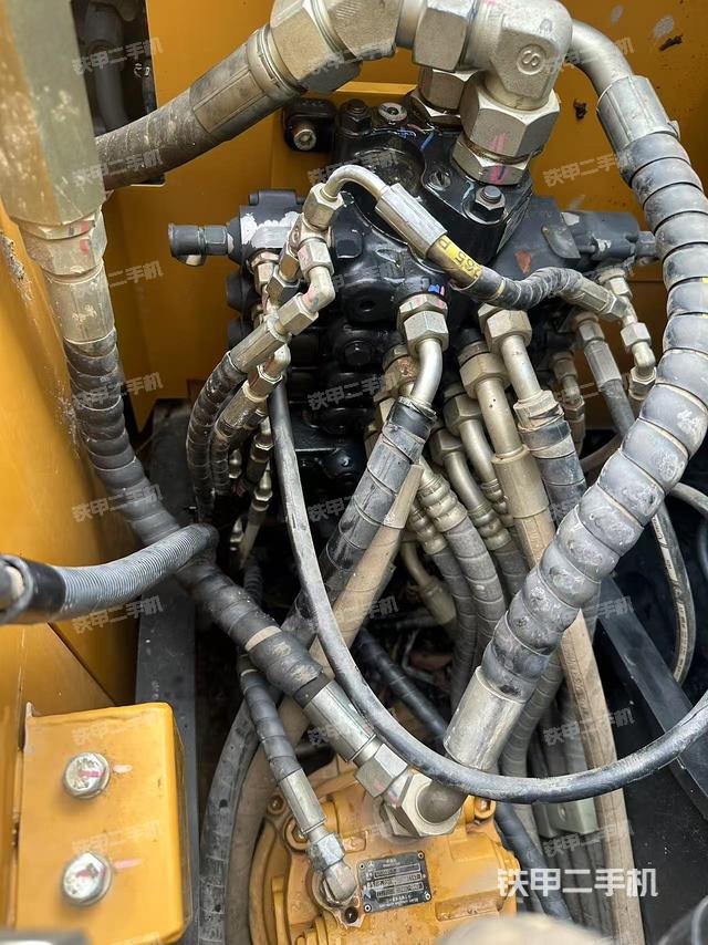 回转马达和主控阀(整机外观) 回转马达和主控阀(整机外观)