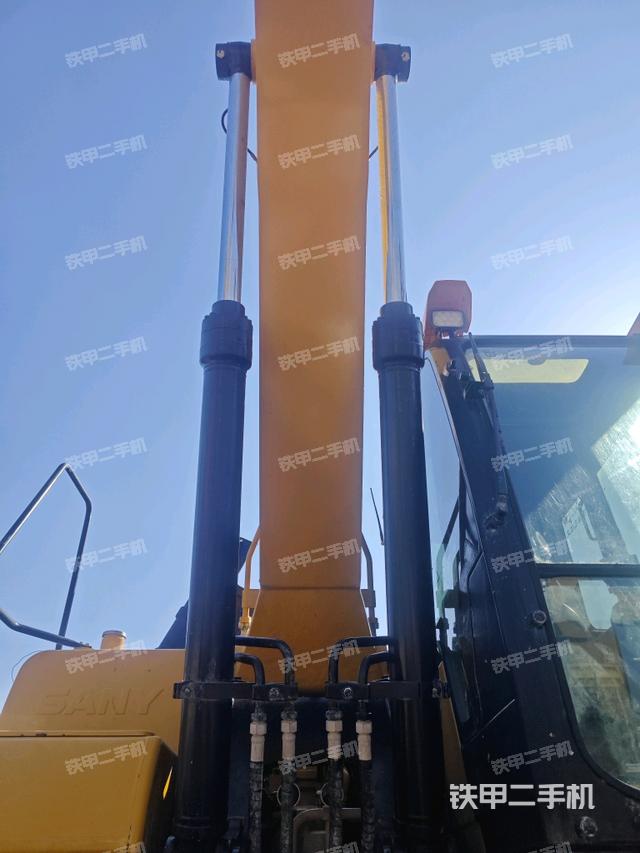 大臂油缸整体 竖拍(工作和回转装置) 大臂油缸整体 竖拍(工作和回转装置)