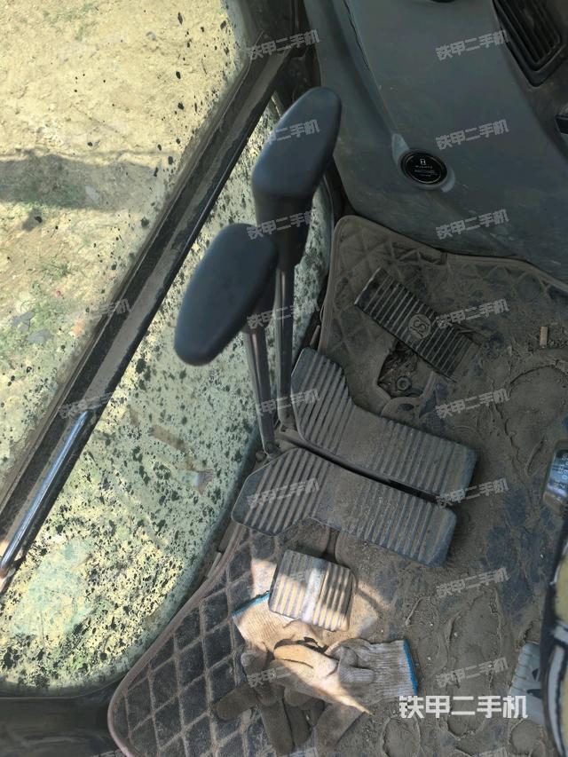 行走控制手柄和踏板?俯拍(駕駛室部分) 行走控制手柄和踏板?俯拍(駕駛室部分)