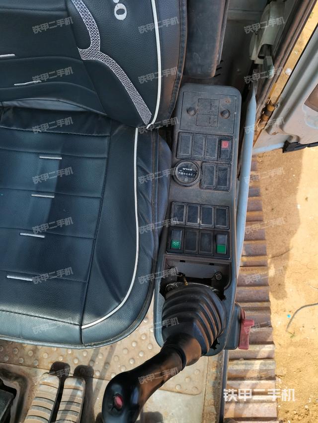 座椅左侧控制台/音响/含左手柄(驾驶室部分) 座椅左侧控制台/音响/含左手柄(驾驶室部分)