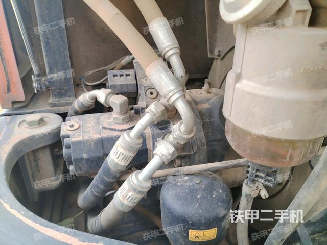 液壓泵艙室正面整體(整機(jī)外觀) 液壓泵艙室正面整體(整機(jī)外觀)