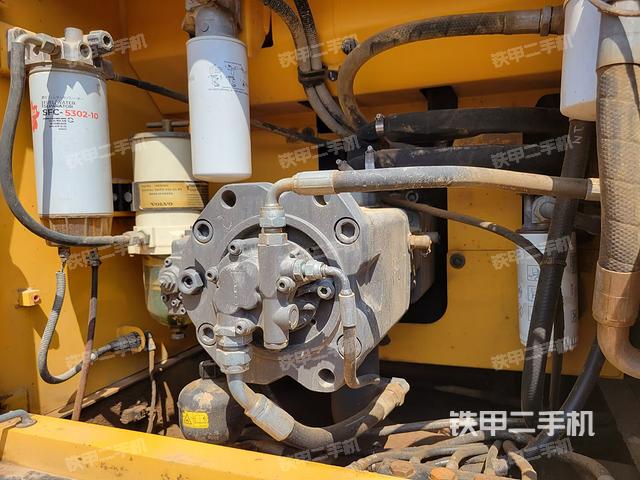 液压泵舱室正面整体(整机外观) 液压泵舱室正面整体(整机外观)