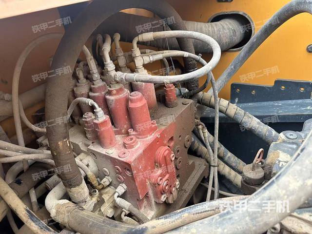 回轉(zhuǎn)馬達(dá)和主控閥(整機(jī)外觀) 回轉(zhuǎn)馬達(dá)和主控閥(整機(jī)外觀)