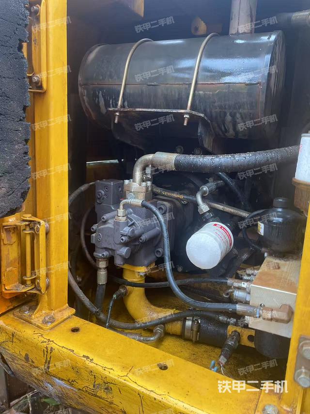 液压泵舱室正面整体（整机外观）