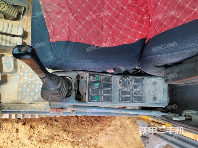 座椅左側(cè)控制臺/音響/含左手柄(駕駛室部分) 座椅左側(cè)控制臺/音響/含左手柄(駕駛室部分)
