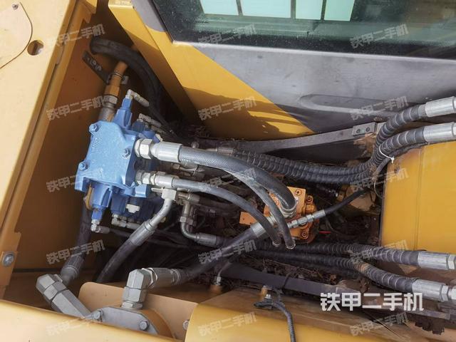 回转马达和主控阀(整机外观) 回转马达和主控阀(整机外观)