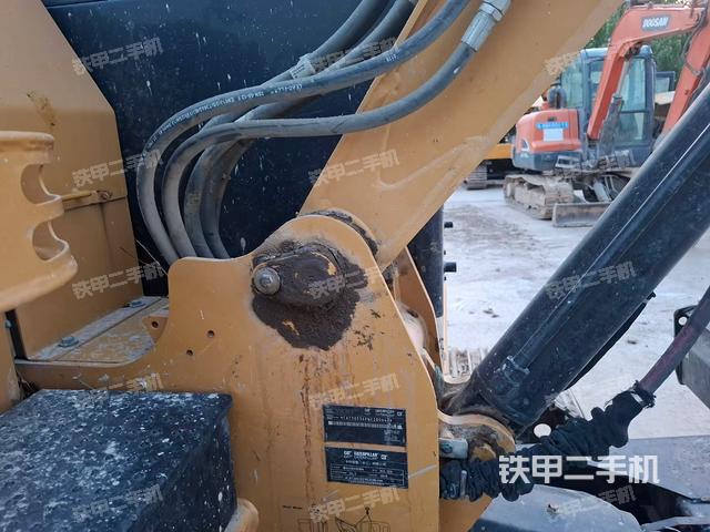 回转马达和主控阀(整机外观) 回转马达和主控阀(整机外观)