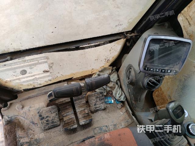 行走控制手柄和踏板 俯拍（驾驶室部分）