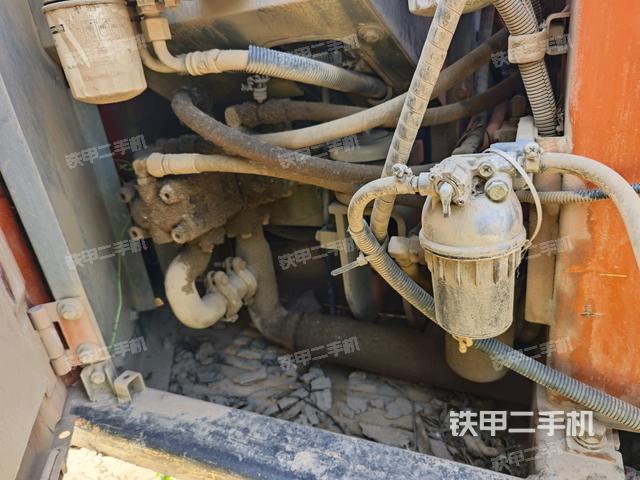 液压泵舱室正面整体(整机外观) 液压泵舱室正面整体(整机外观)