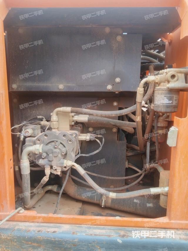 液壓泵艙室正面整體(整機(jī)外觀) 液壓泵艙室正面整體(整機(jī)外觀)