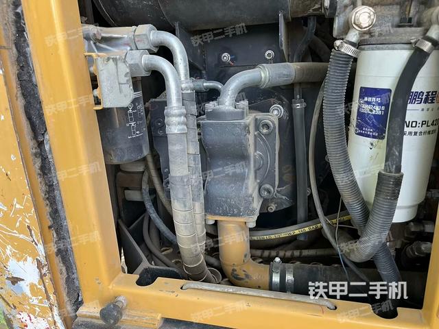 液压泵舱室正面整体(整机外观) 液压泵舱室正面整体(整机外观)