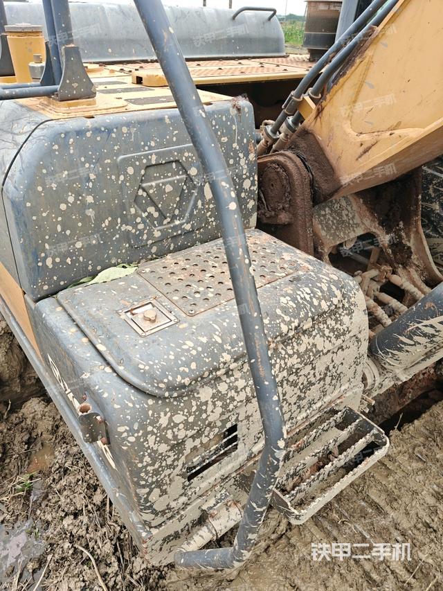 大臂根部 斜视(工作和回转装置) 大臂根部 斜视(工作和回转装置)