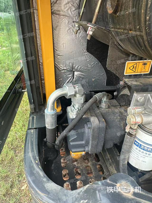 液压泵舱室正面整体(整机外观) 液压泵舱室正面整体(整机外观)