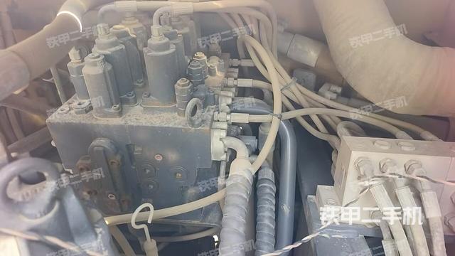 回转马达和主控阀(整机外观) 回转马达和主控阀(整机外观)