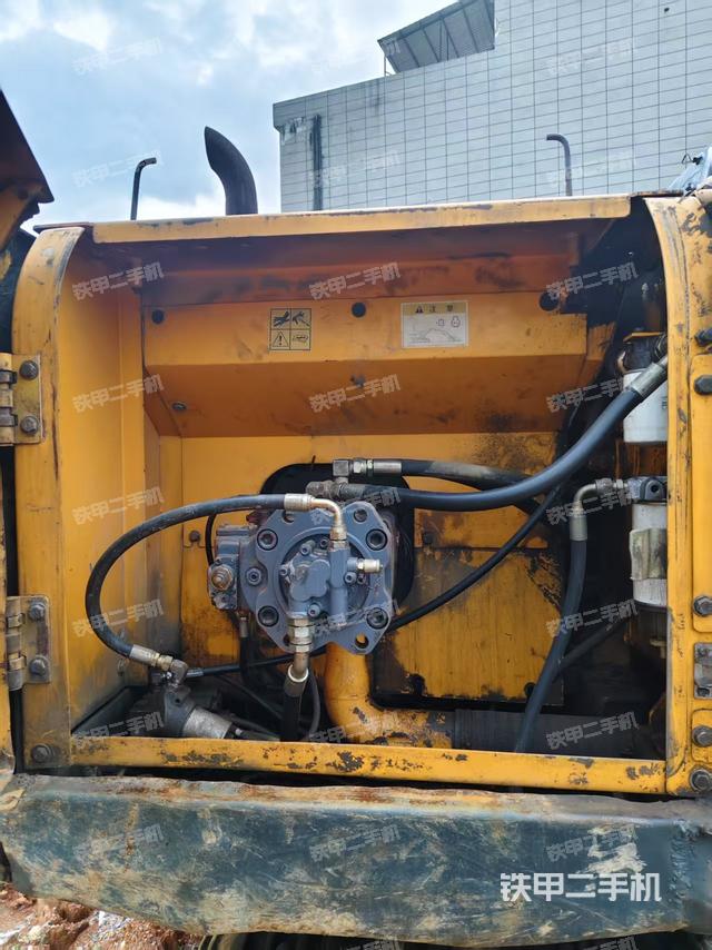 液壓泵艙室正面整體(整機(jī)外觀) 液壓泵艙室正面整體(整機(jī)外觀)