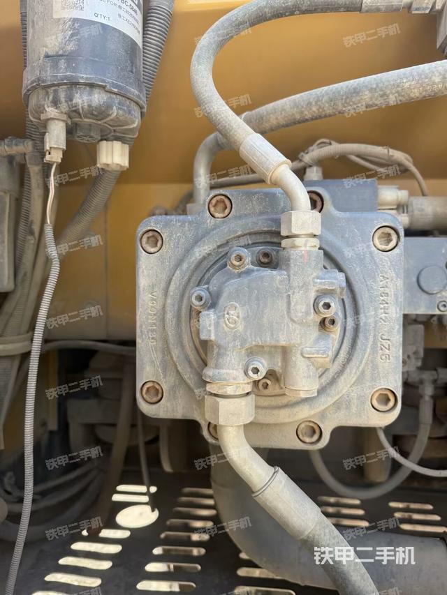 液压泵舱室正面整体(整机外观) 液压泵舱室正面整体(整机外观)