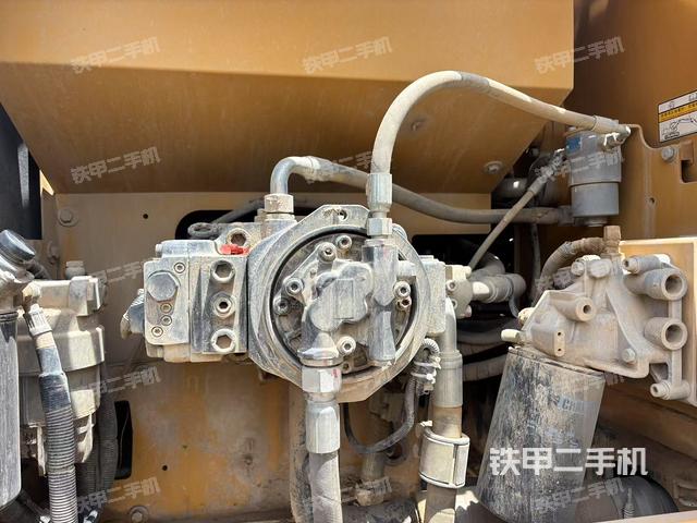 液压泵舱室正面整体（整机外观）