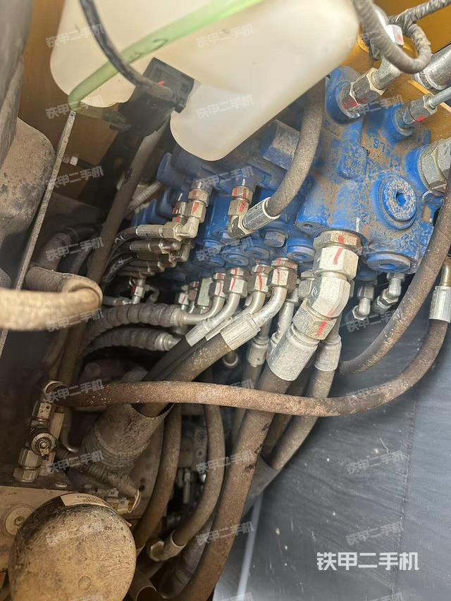 回转马达和主控阀(整机外观) 回转马达和主控阀(整机外观)