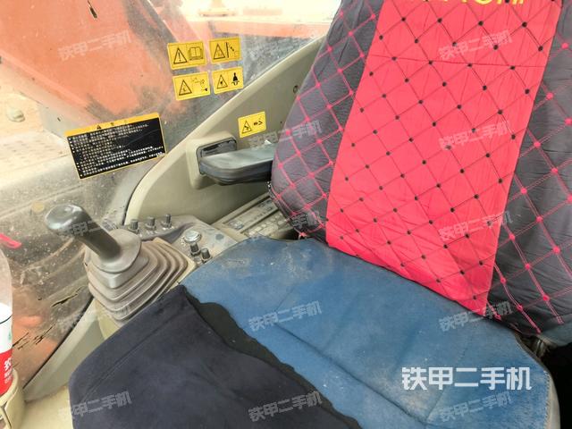 行走控制手柄和踏板 俯拍（驾驶室部分）