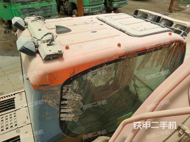 駕駛室頂部(整機(jī)外觀) 駕駛室頂部(整機(jī)外觀)