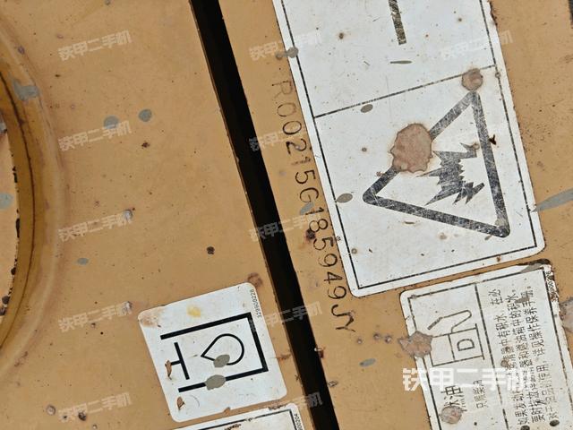 大臂油缸整体 竖拍(工作和回转装置) 大臂油缸整体 竖拍(工作和回转装置)